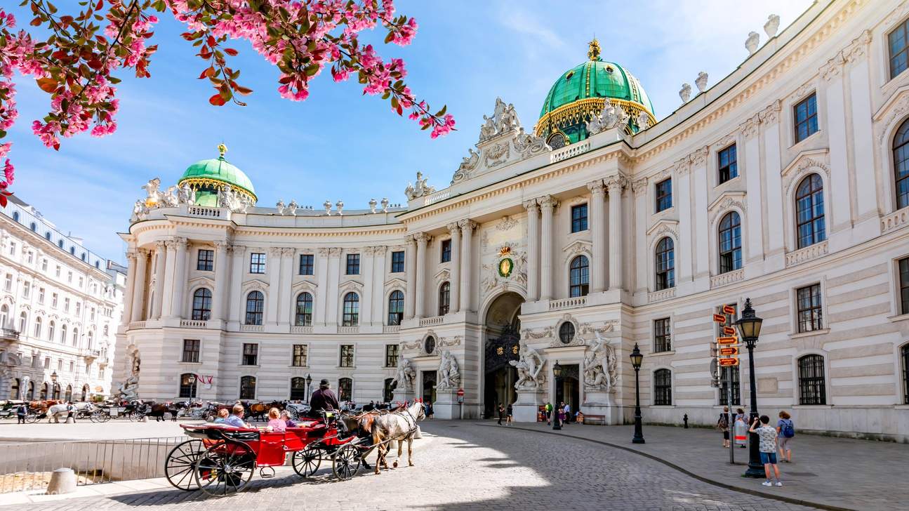 Paglilibot sa Empress Sisi Museum, Hofburg at mga Hardin - Klook ...