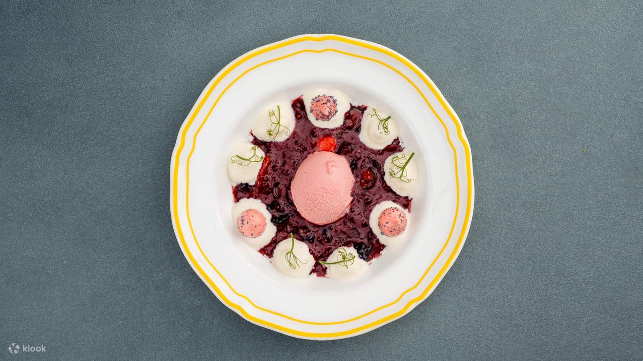 Pencuci mulut jeli berwarna-warni dengan sorbet, cremeux dan mutiara ubi kayu—dihias dengan halus, nostalgia yang indah