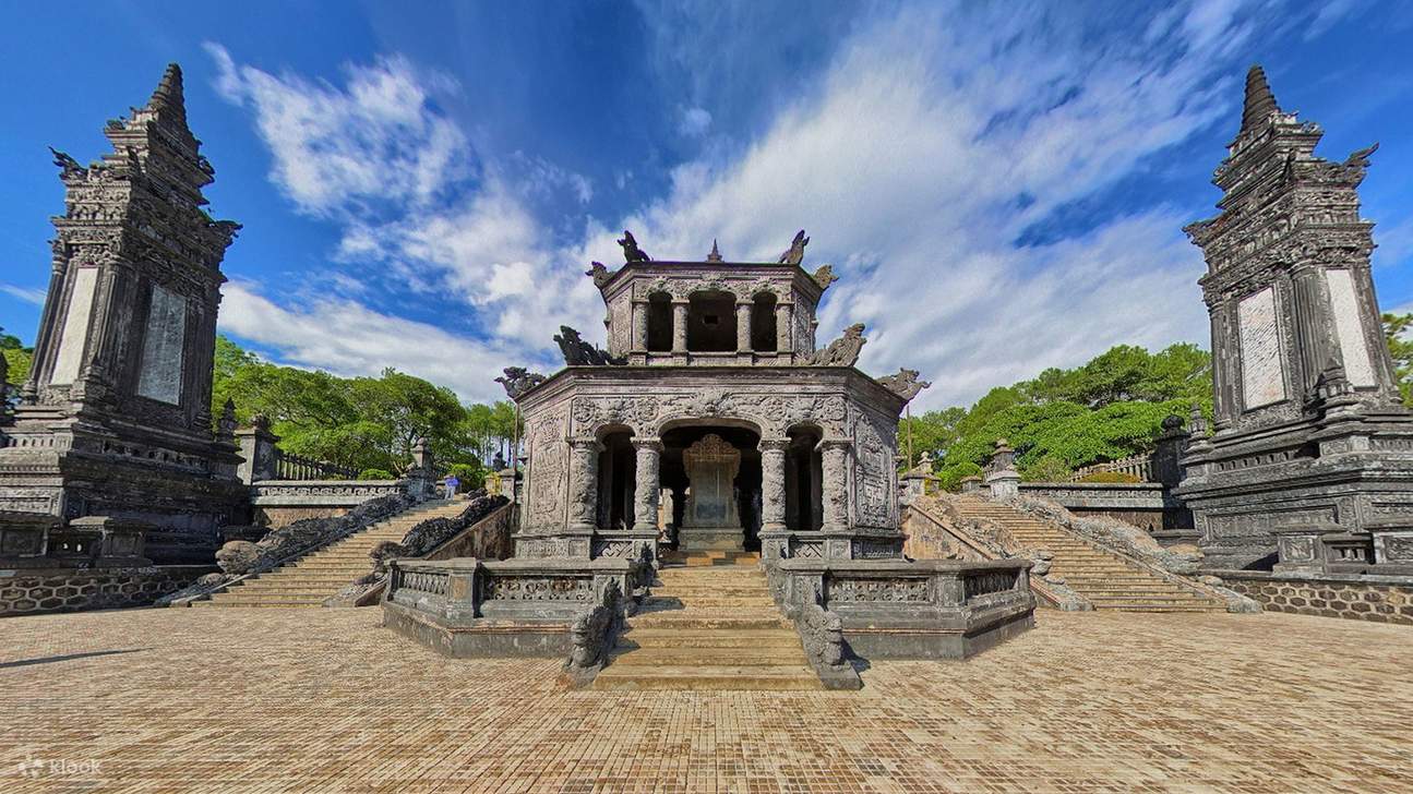 Entrada a la Tumba del Emperador Khai Dinh en el Complejo de Monumentos de Hue, Patrimonio de la UNESCO
