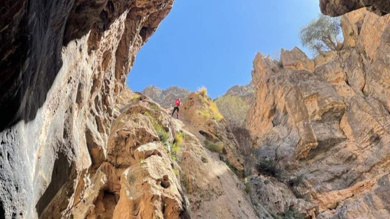 Catturando la bellezza grezza e le texture uniche delle antiche pareti rocciose della grotta