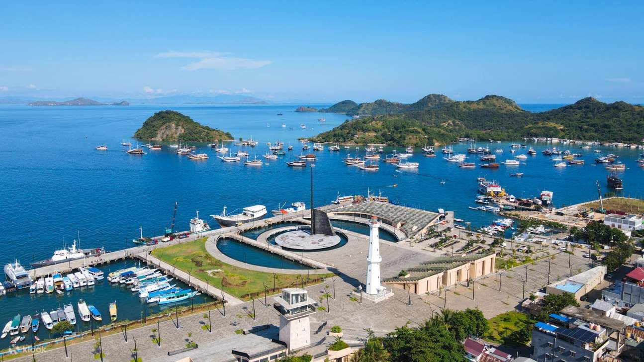 Nikmati pemandangan indah melihat pulau-pulau di sekitar Labuan Bajo