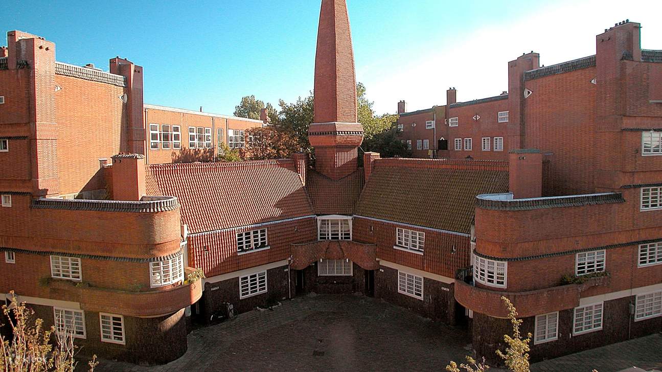 Entdecken Sie die bemerkenswerte Architektur des Museum Het Schip, einem Schlüsselbeispiel des Amsterdamer Schulstils.