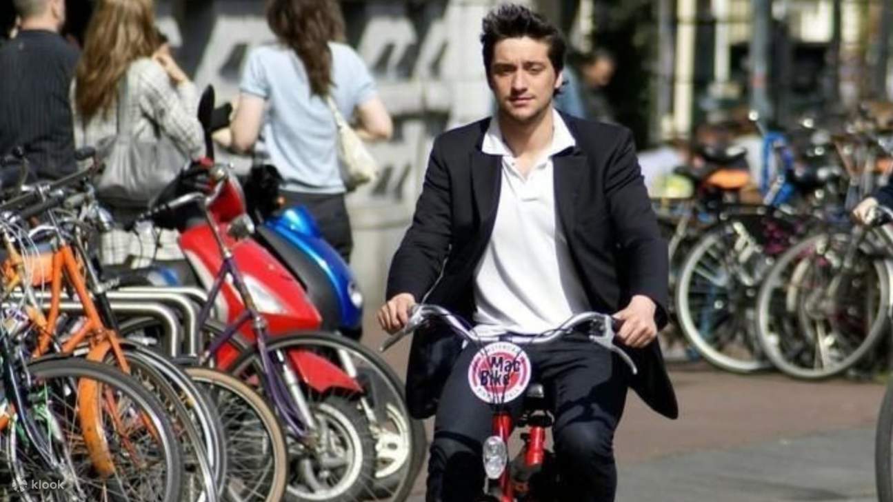 자유를 만끽하며 두 바퀴로 끝없이 펼쳐진 길을 탐험해 보세요.