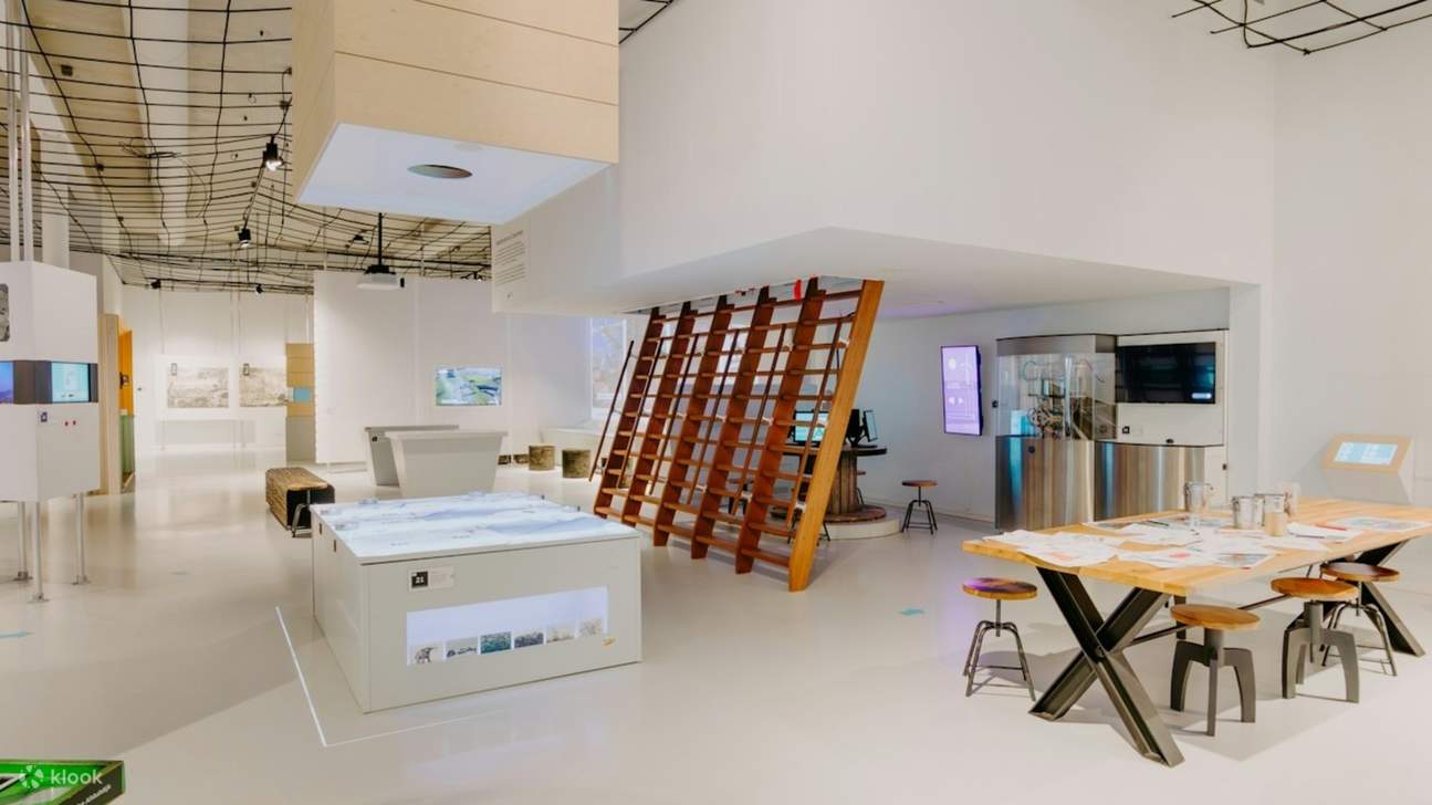 阿夫鲁戴克拦海大坝瓦登中心入口处，现代建筑与自然环境融为一体