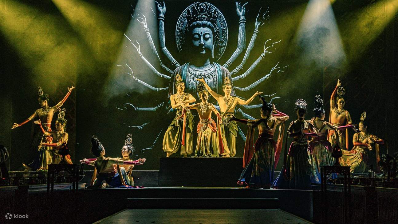 Dengan persembahan tarian 