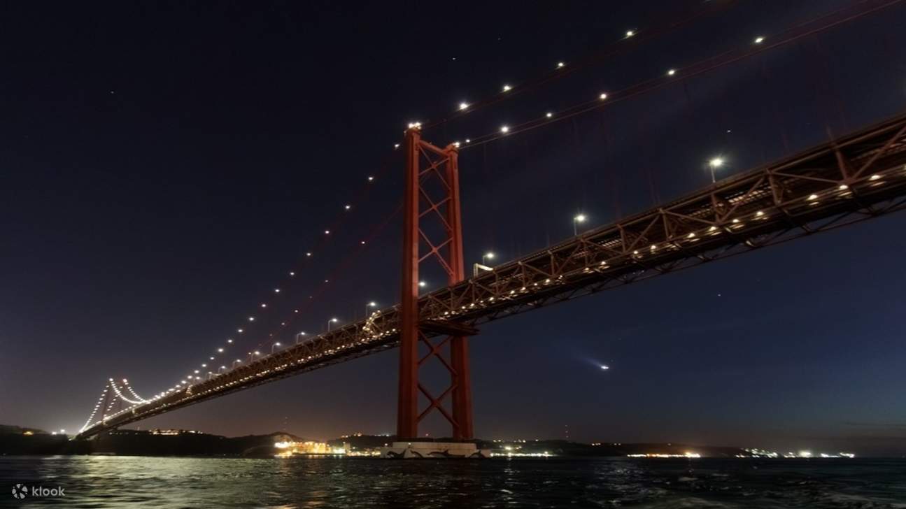 Trải nghiệm tiệc thuyền ngắm hoàng hôn ở Lisbon