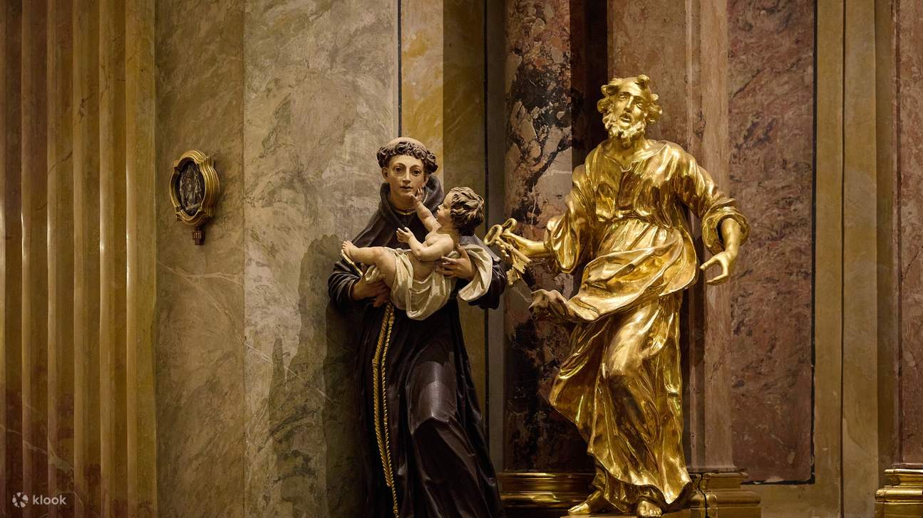 Patung emas sakral di dalam gereja, memancarkan rasa kesucian dan penghormatan