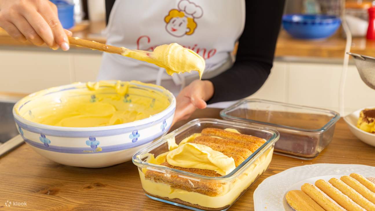 Schichten Sie samtige Mascarpone und in Kaffee getränkte Kekse für einen himmlischen, hausgemachten Tiramisu-Genuss.