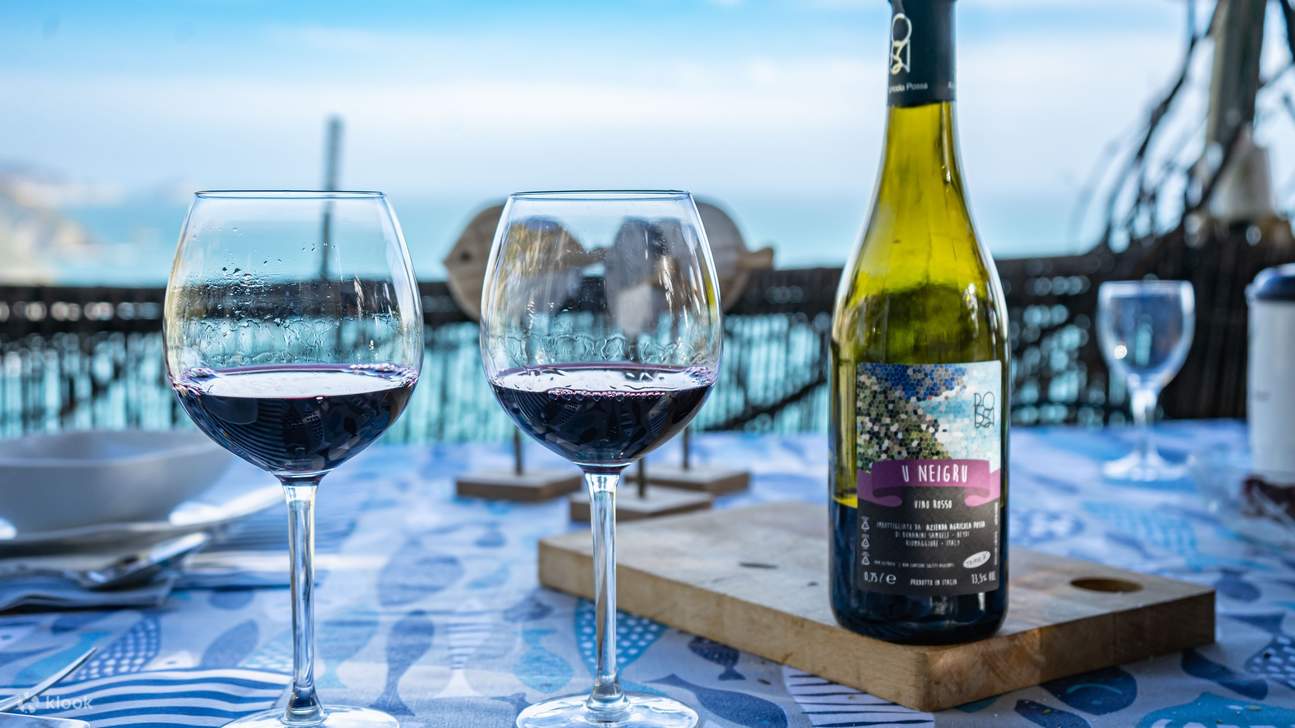 Nâng ly chúc mừng những hương vị khó quên và khung cảnh ngoạn mục ở trung tâm Cinque Terre!