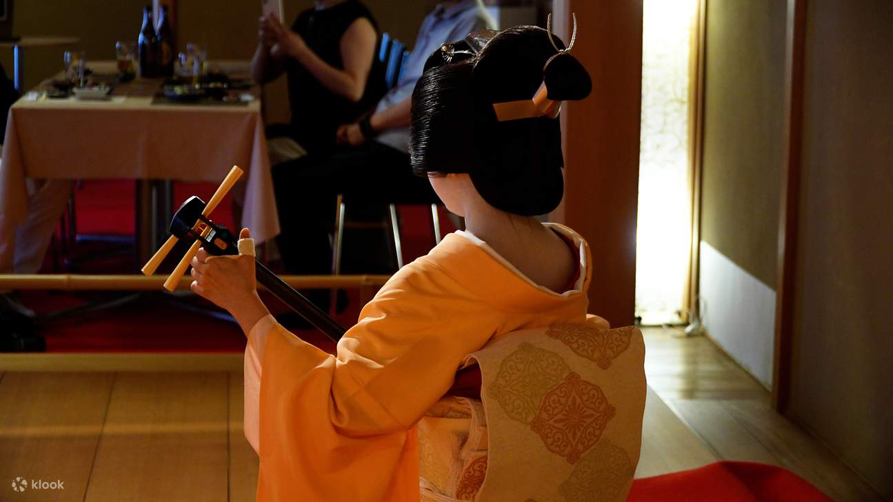 在能舞台欣赏舞妓表演 — 地方演奏的三味线现场演奏（2张合影、座敷游戏、晚餐、含无酒精饮品）