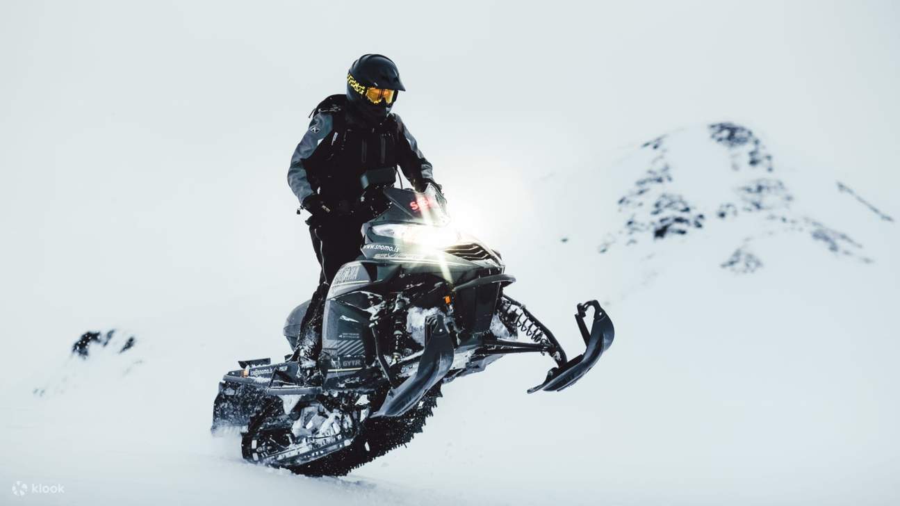 Scatenate il vostro lato avventuroso con un viaggio estremo in motoslitta attraverso la gelida natura selvaggia