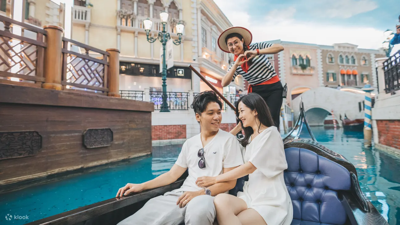 couples enjoying Gondola Ride