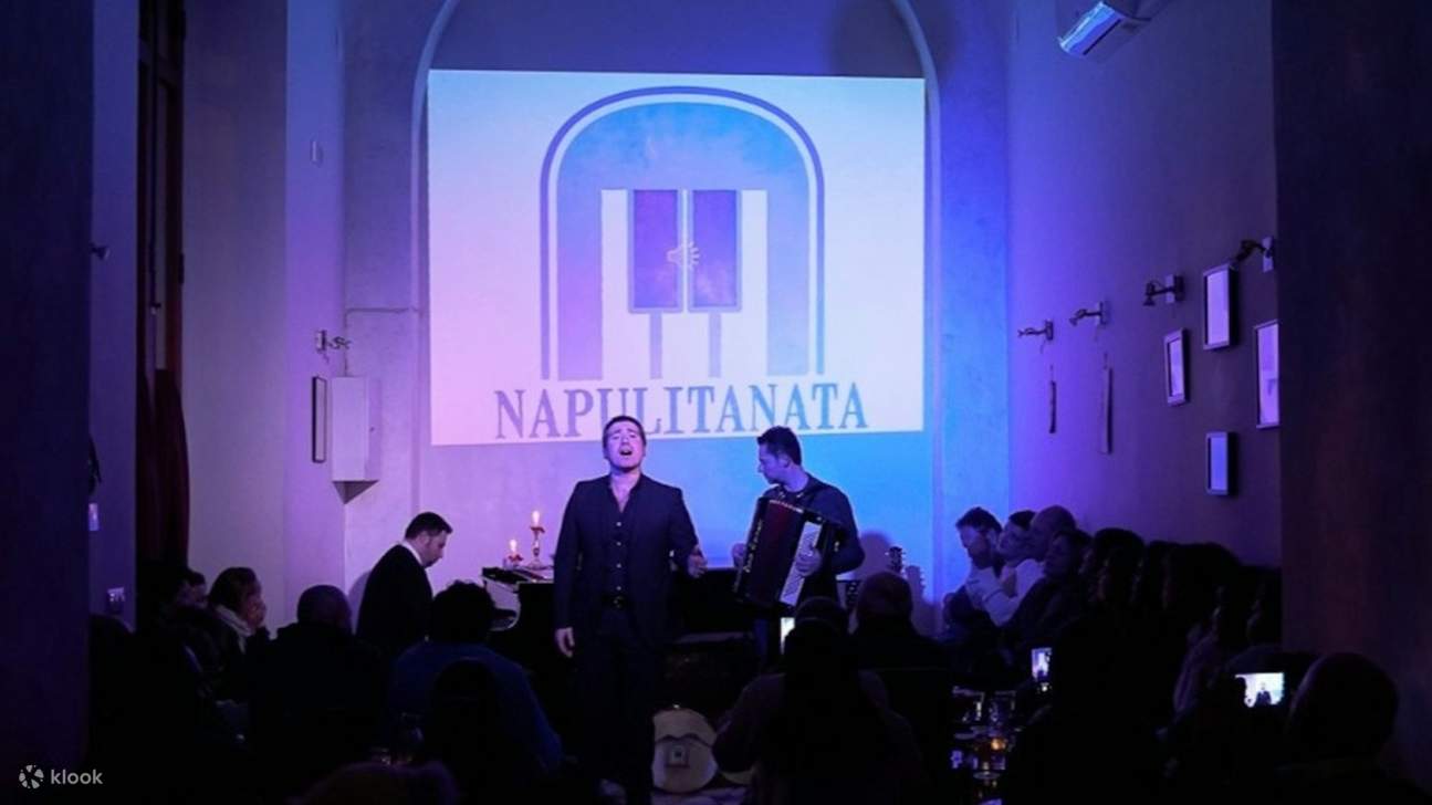 ライブ演奏のあらゆる音符からナポリのリズムを感じてください