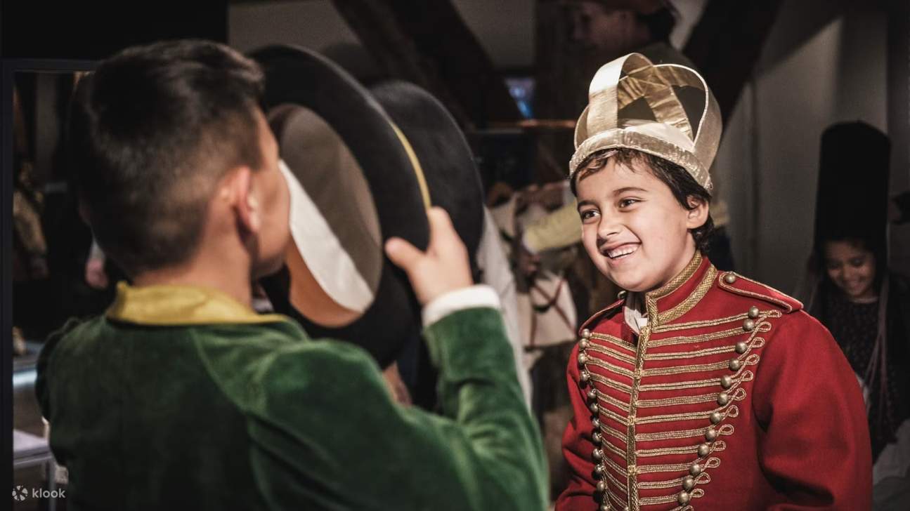 在博物馆的互动声音工作室中，尝试自己创作音乐