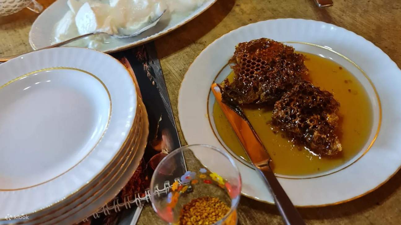 현지 야생화의 특별한 풍미가 담긴 꿀을 맛보세요