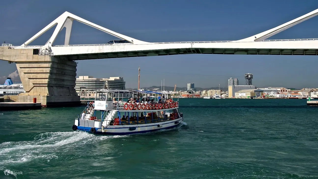 乘船穿过宁静的水域，欣赏令人惊叹的建筑和充满活力的城市景观