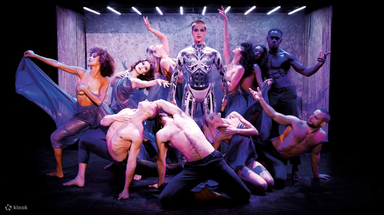 在巴黎的歌舞表演中，尽情享受音乐、舞蹈和服装的完美融合