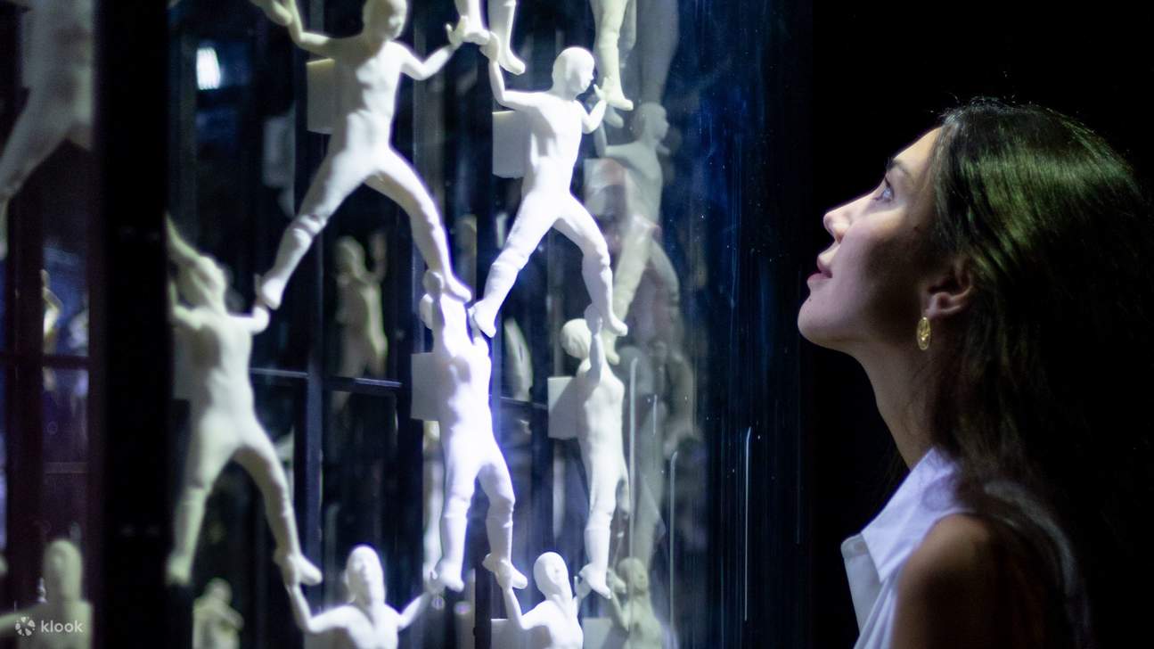 通過引人入勝的數位藝術、雕塑、壁畫和街頭藝術展覽，體驗巴塞隆納豐富的文化