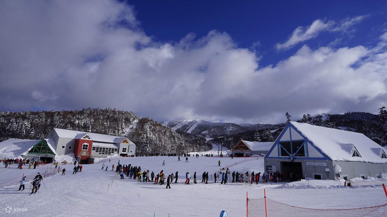 Vielfältige Schneeaktivitäten: Neben dem Skifahren können Besucher Rodeln, Tubing, Schneemobile, Schneeschuhwandern, Langlaufen und vieles mehr genießen.