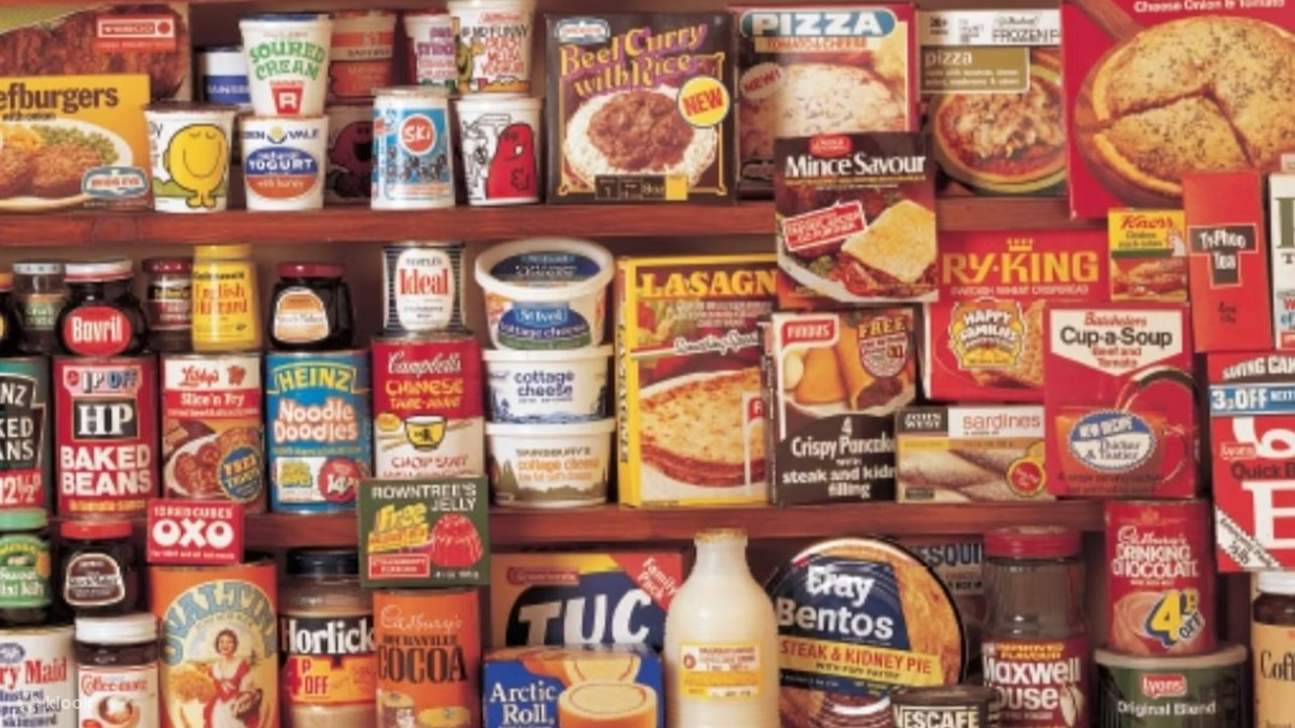 Berbagai kemasan bahan makanan vintage yang penuh warna membangkitkan kenangan nostalgia tentang dapur masa lalu