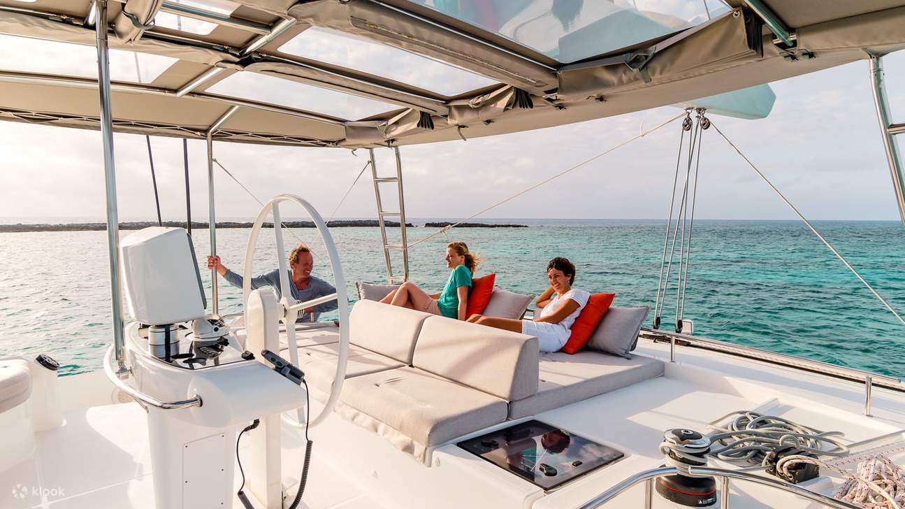 끝없이 펼쳐진 푸른 바다와 아름다운 풍경 속에서 편안한 휴식을 만끽하세요.