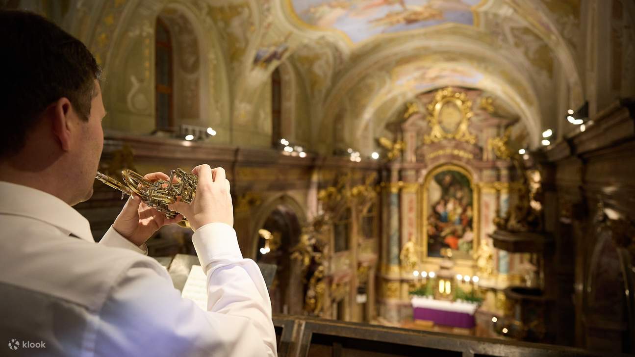 Seorang pemain terompet terampil tampil dengan penuh semangat di gereja yang terang benderang