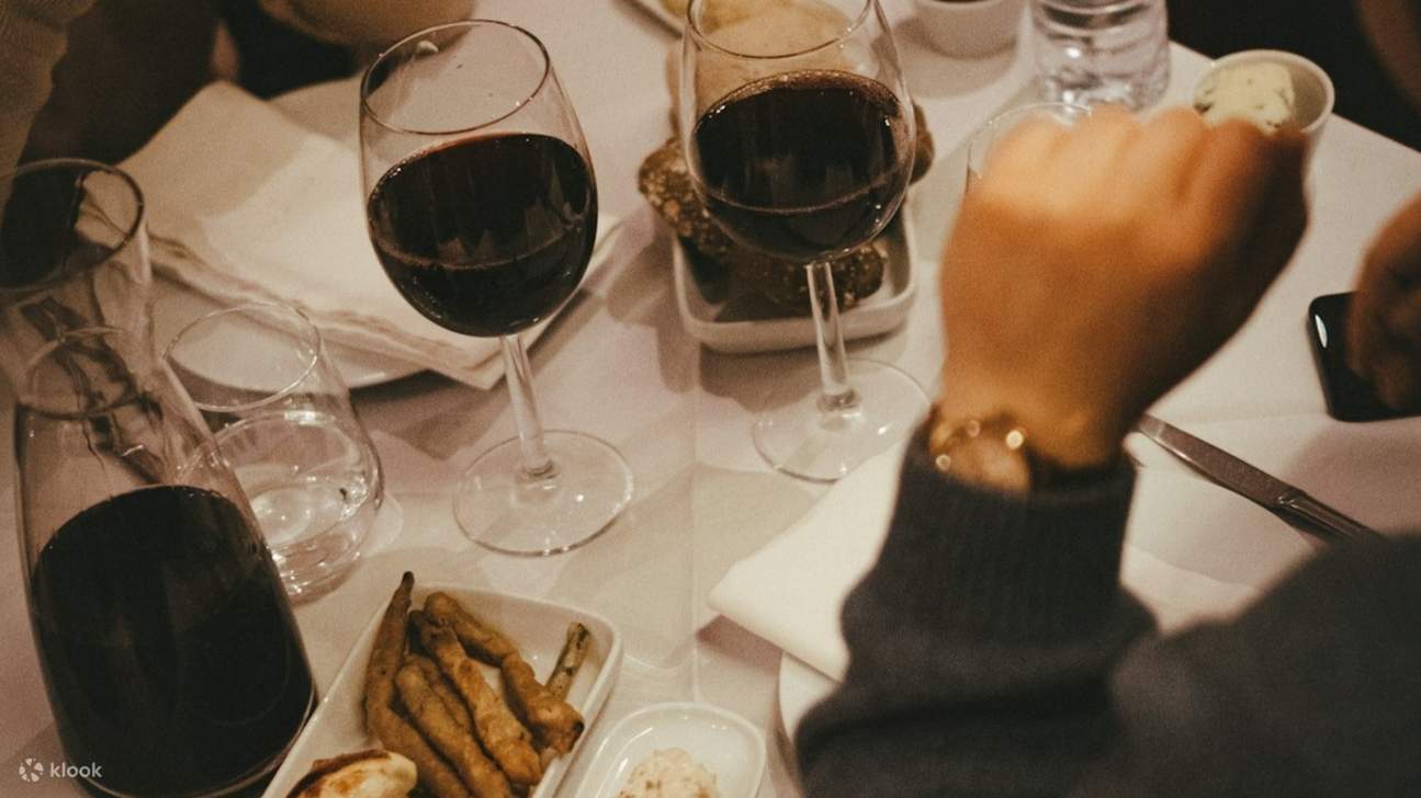 Nâng ly rượu vang đỏ Bồ Đào Nha khi âm nhạc Fado chân thành lấp đầy không gian nhà nguyện ấm cúng