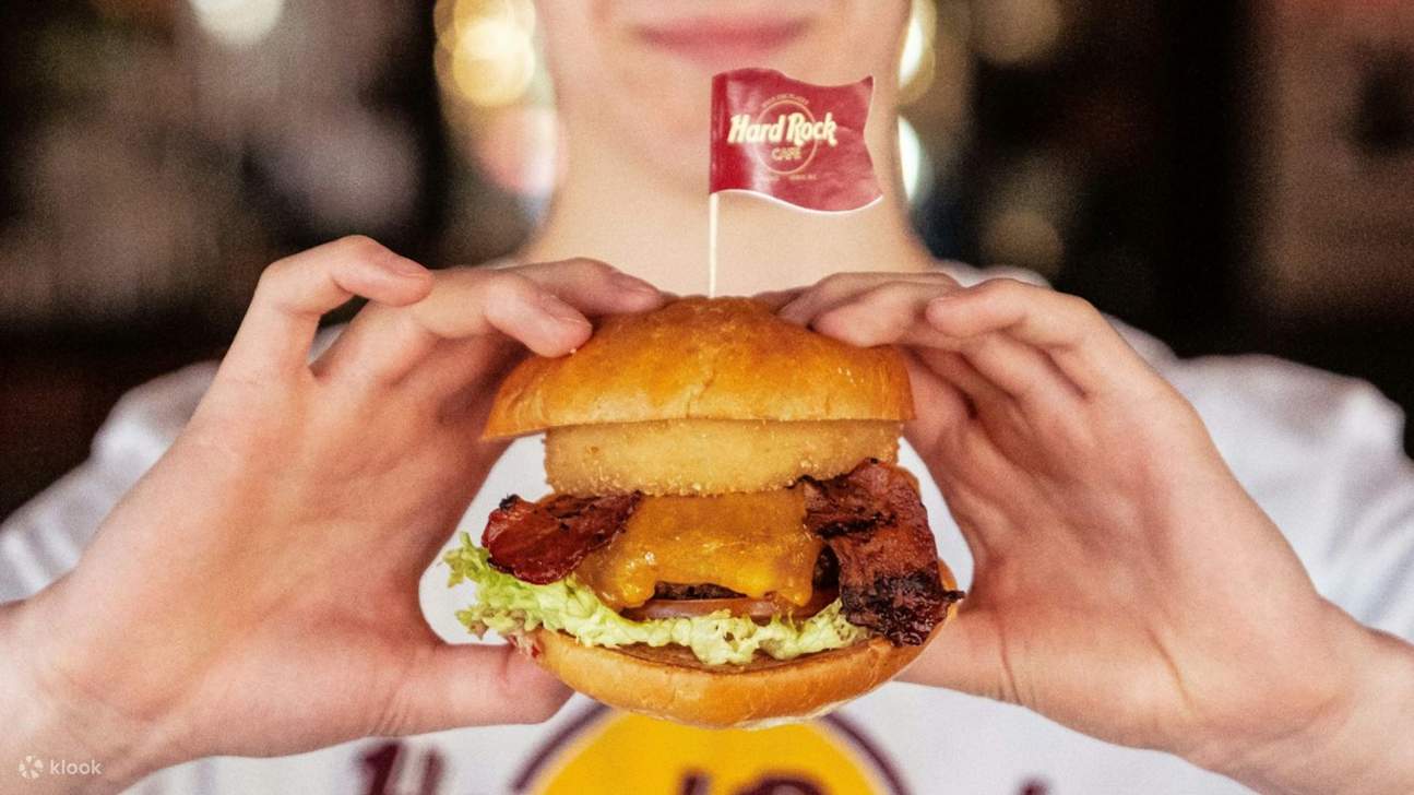 Насладитесь незабываемым ужином, сочетающим захватывающую атмосферу и аппетитные блюда.