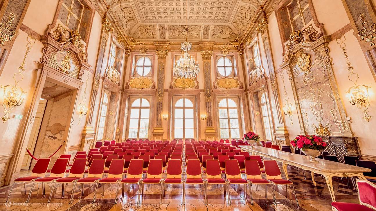 잘츠부르크의 상징적인 바로크 양식 랜드마크인 미라벨 궁전에서 매혹적인 저녁을 즐겨보세요.