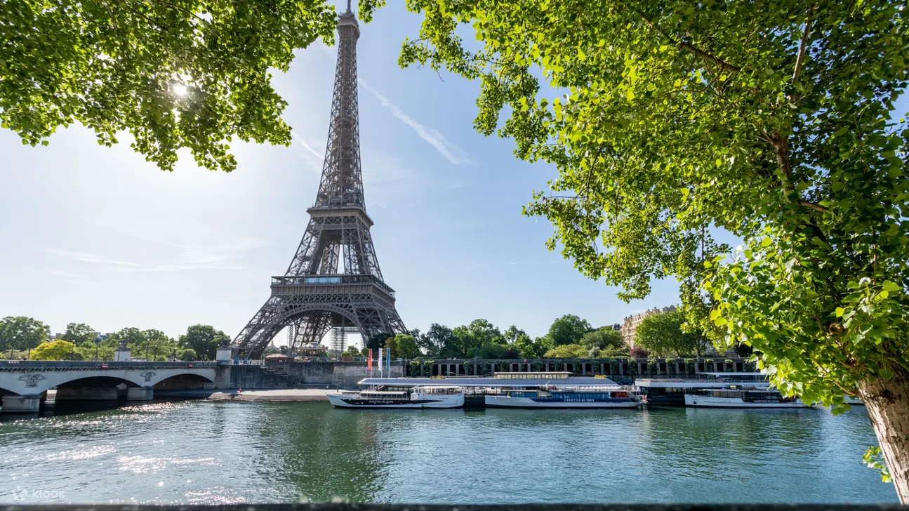在塞纳河上欣赏标志性地标——巴黎观光游船（Vedettes de Paris）提供精彩的观光游船体验