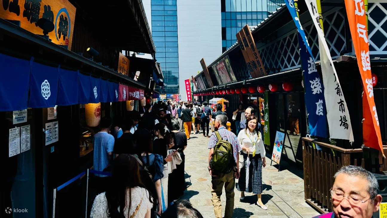 Det er virkelig noe spesielt med å komme til Tsukiji om morgenen. Luften er full av duften av sjømat og grillet mat. Byen har akkurat våknet, men folk har allerede begynt å spise frokost med andakt.