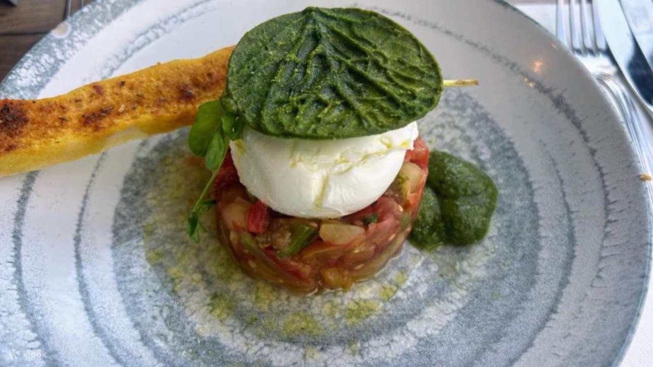 Pelayaran Sungai Seine dengan Makan Siang atau Makan Malam ala Paris