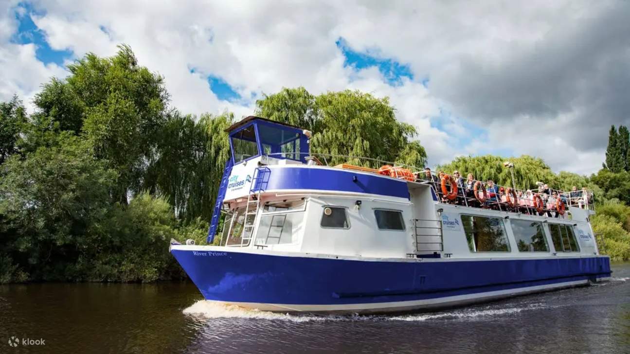 Faites une croisière sur la rivière Ouse et admirez la magnifique ligne d'horizon de York depuis l'eau