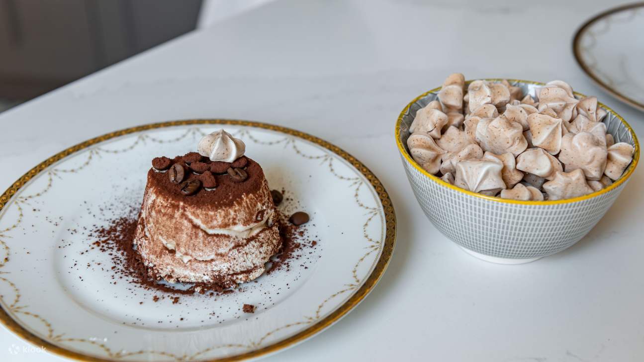 一道擺盤精美的意式甜點，外觀優雅，味道濃郁。