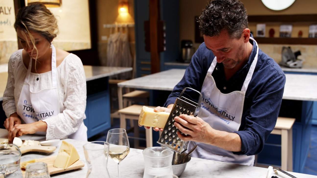 신선한 파르메산 치즈를 갈아 넣어 맛있는 이탈리아 요리를 경험해 보세요.