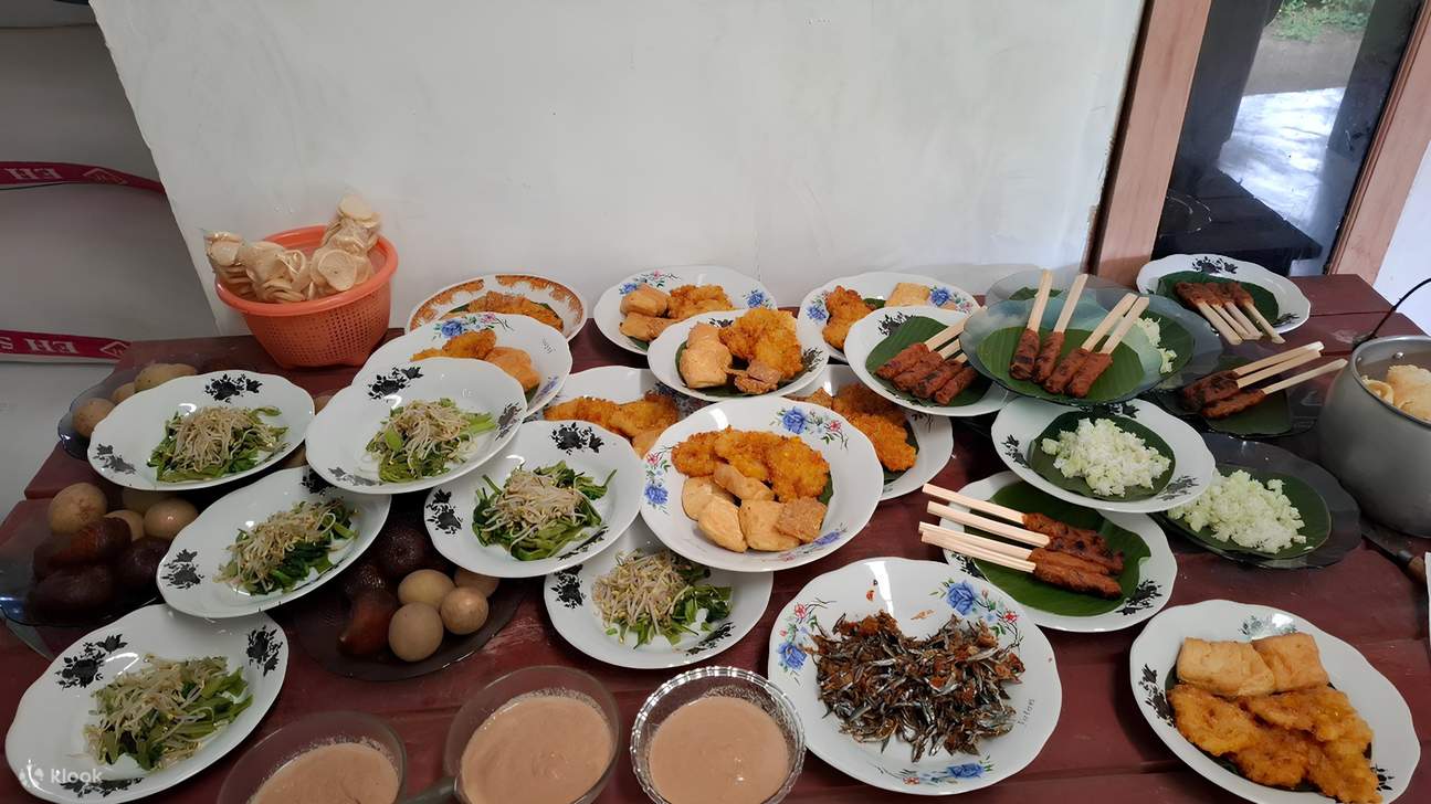 Cuisine Traditionnelle : Savourez une variété de plats succulents préparés à partir d'ingrédients d'origine locale.