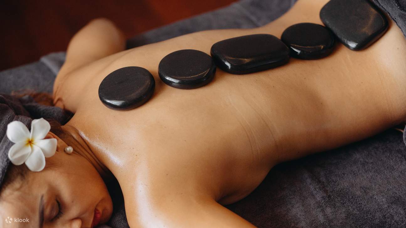 Terapi batu panas di Oani Spa Da Nang — melegakan ketegangan otot, melancarkan peredaran darah, dan menghilangkan keletihan.
