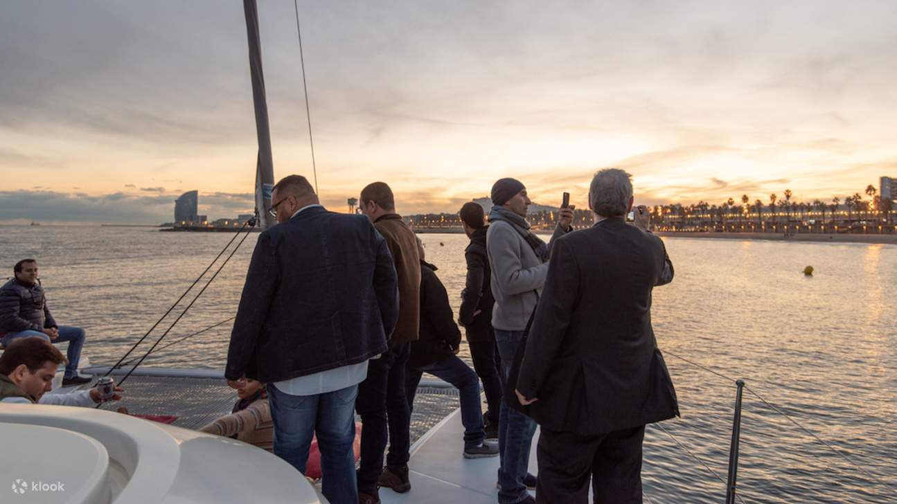 Crociera in catamarano al tramonto con bevande a Barcellona