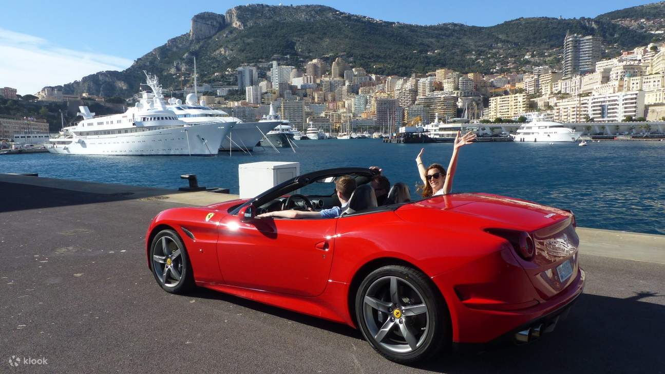 Ferrari sfrecciante lungo la famosa Corniche Road con vista panoramica sulla Costa Azzurra