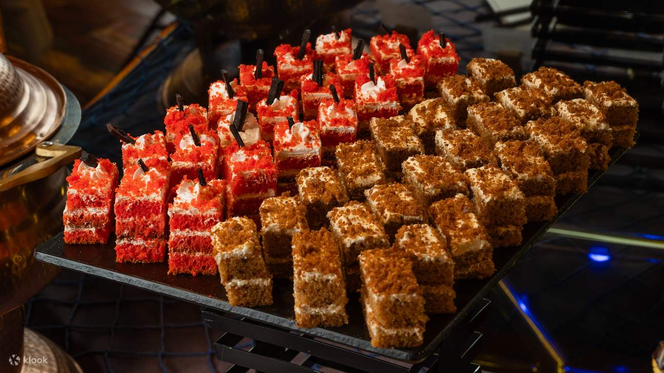 Cùng cười và reo hò khi tiếng đếm ngược vang vọng trên mặt nước lấp lánh