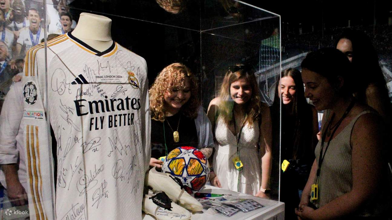 Treten Sie ein in die Geschichte von Real Madrid – beleuchtete Ausstellungen legendärer Spieler und Siege erwarten Sie