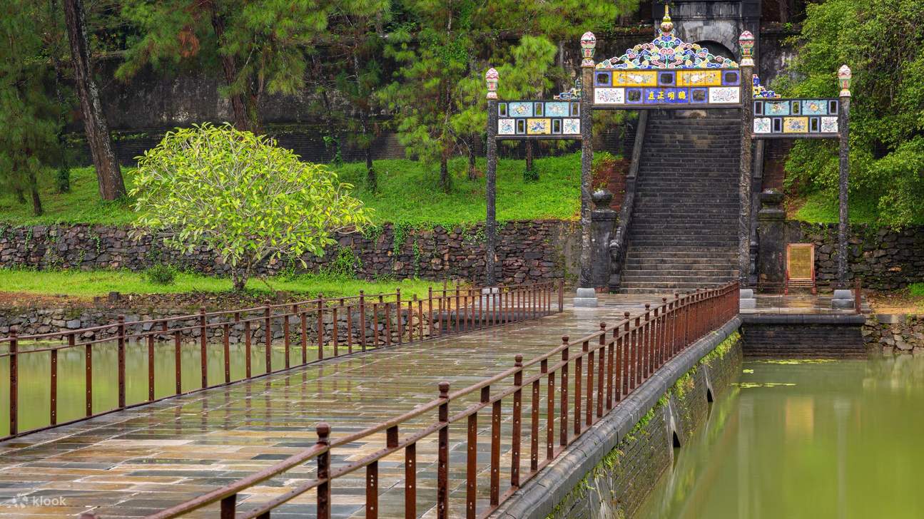 Tiket Makam Kaisar Minh Mang di Kompleks Monumen Hue UNESCO