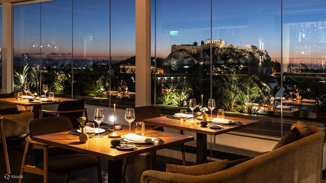屋頂餐廳設有燭光餐桌，可欣賞城市全景