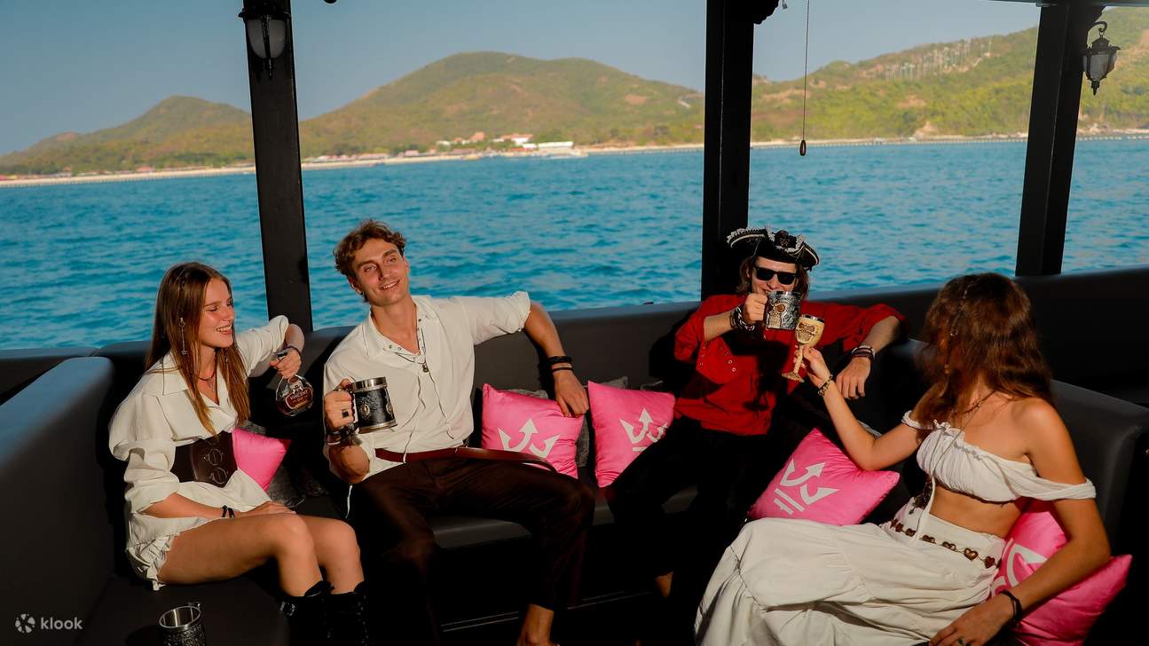 乘坐LORD黑珍珠海盜船，體驗前往小珊瑚島的巡遊之旅