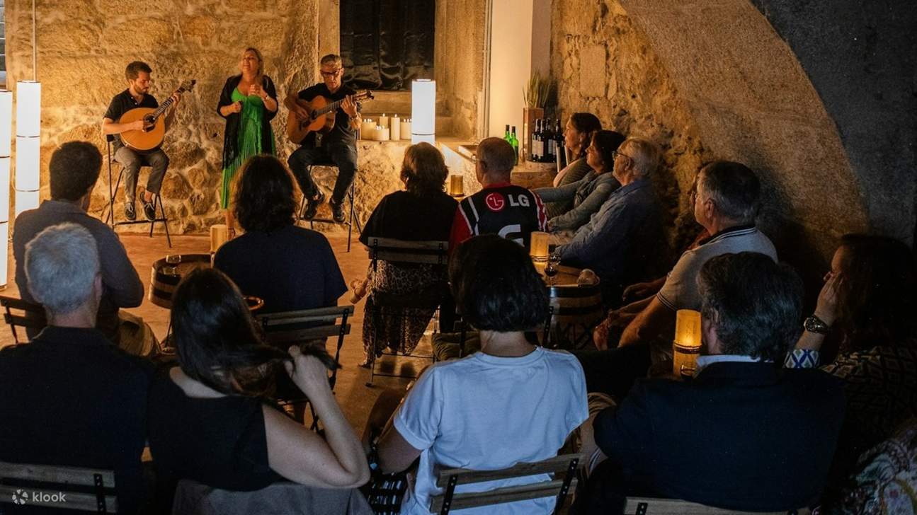 Khách ngồi và bị cuốn hút bởi màn trình diễn fado trực tiếp trong bối cảnh ấm cúng dưới ánh nến