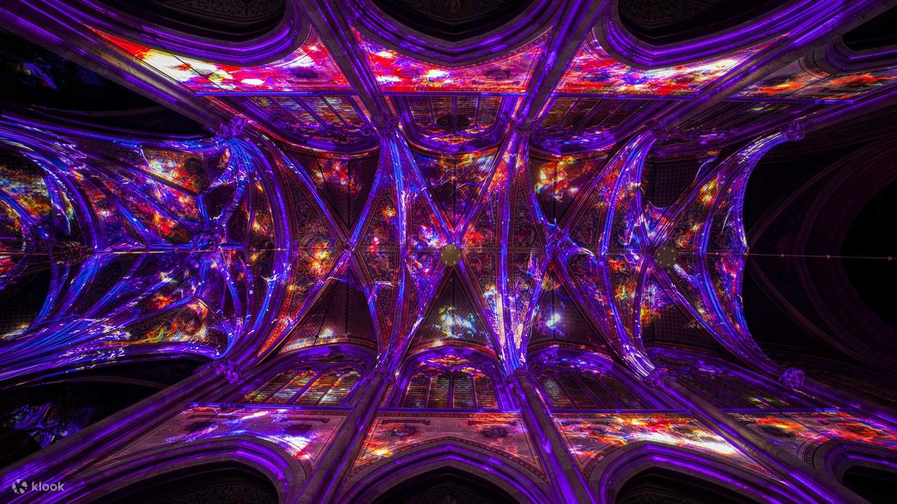 ウィーンのヴォティーフ教会での創造の光のショー