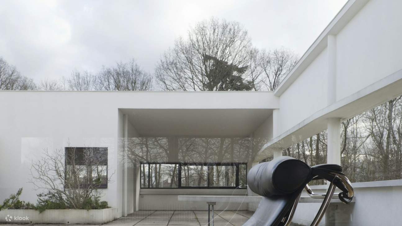 Знаменитые опоры-колонны пилоти приподнимают виллу Савой, придавая ей элегантный, минималистичный вид и повышая функциональность.