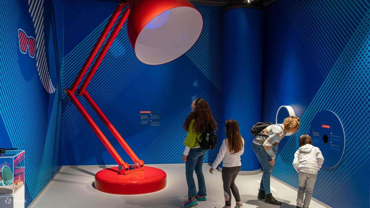 Combine la exploración oceánica y la diversión interactiva con esta emocionante experiencia de doble entrada.