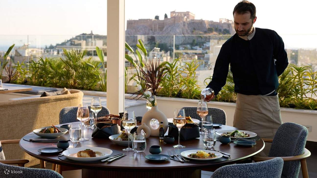 服務員正在佈置餐桌，背景是雅典衞城