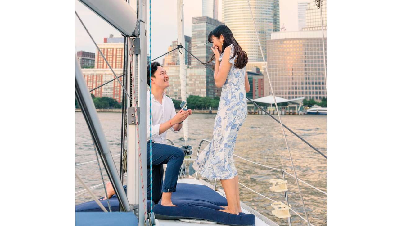 Saksikan matahari terbenam di bawah ufuk semasa pelayaran intim anda